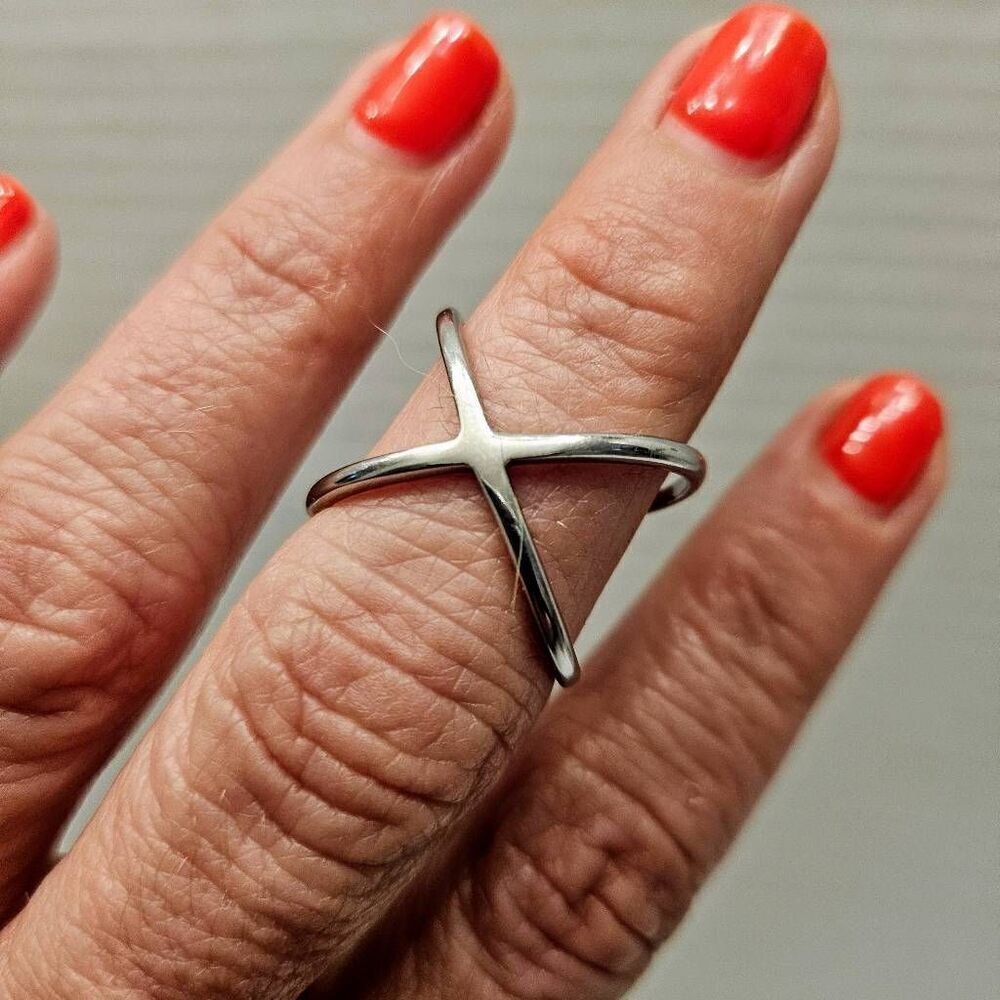 NWOT Silver X Ring: Size 8: Beautiful Effortless Chic, Spring Essential